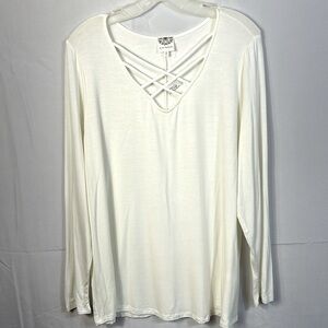 Late August White Top Size 1X New Lattice V Neck soft and Stretchy